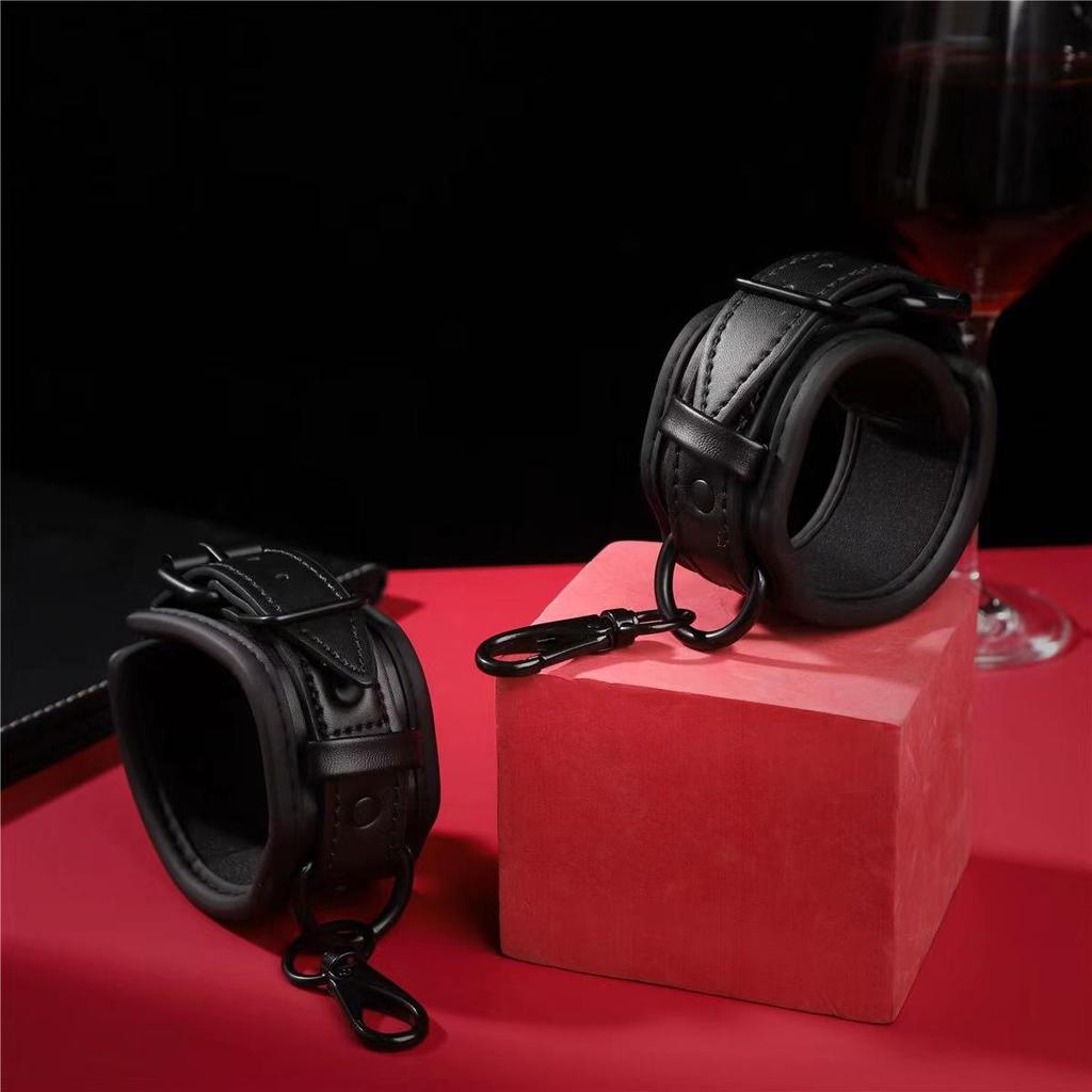 Cătușe SM din Piele Neagră cu Lanț cu Cataramă Suspendată pentru Antrenament de Pasiune pentru Bărbați și Femei