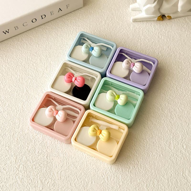 Bonbonfarbene Kontaktlinsenbox Niedliche Schleife Tragbarer Kontaktlinsenbehälter mit Pinzette Saugstab Set für Reise-Kit-Halter
