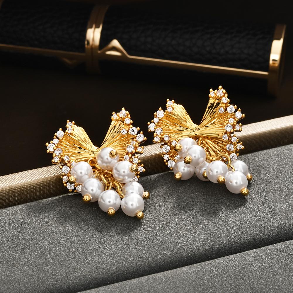 Eleganckie Kolczyki Vintage z Motylem i Perłowym Chwostem, Błyszczące Cyrkoniowe Sztyfty