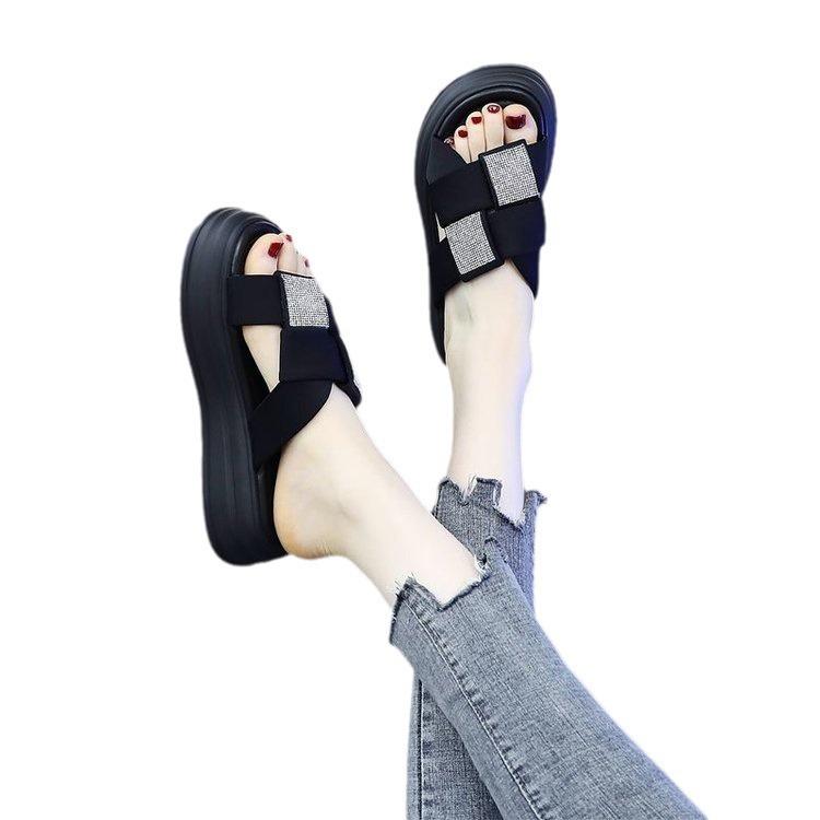 Wear one-word slippers outside, the new muffin thick-soled soft-soled skirt in the summer of 2025, and wear thin beach cool slippers.