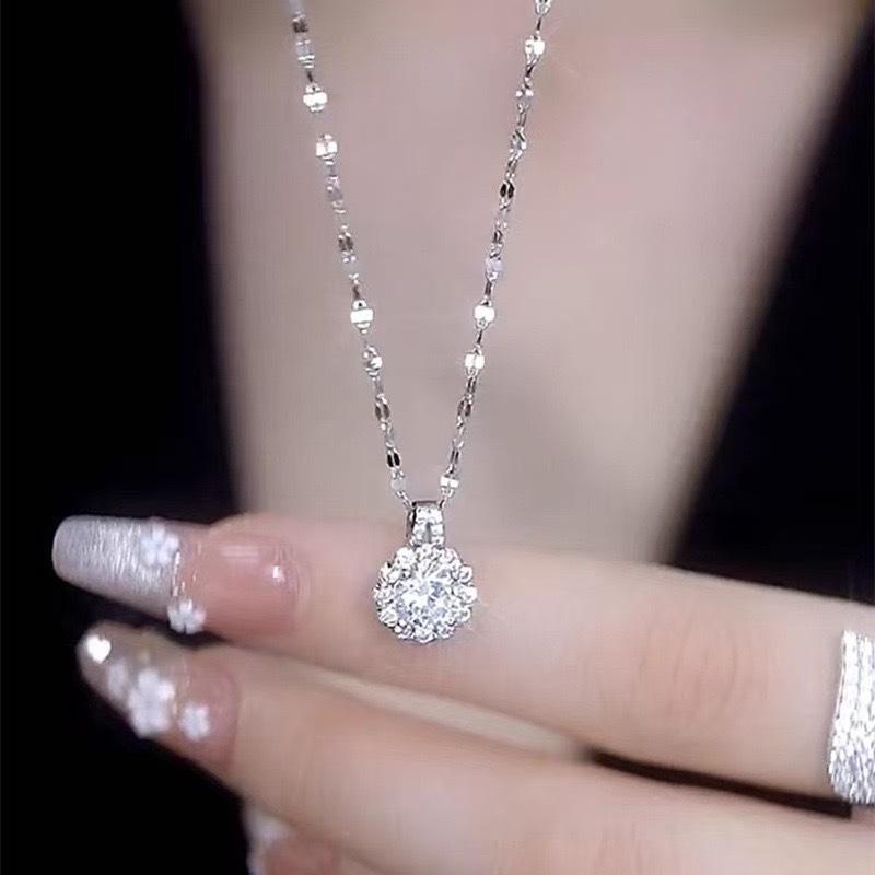 2 Carat Imitation Moissanite Necklace Women'S Niche Simple Versatile Full Diamond Sunflower Collarbone Chain Fashion Pendant Quality