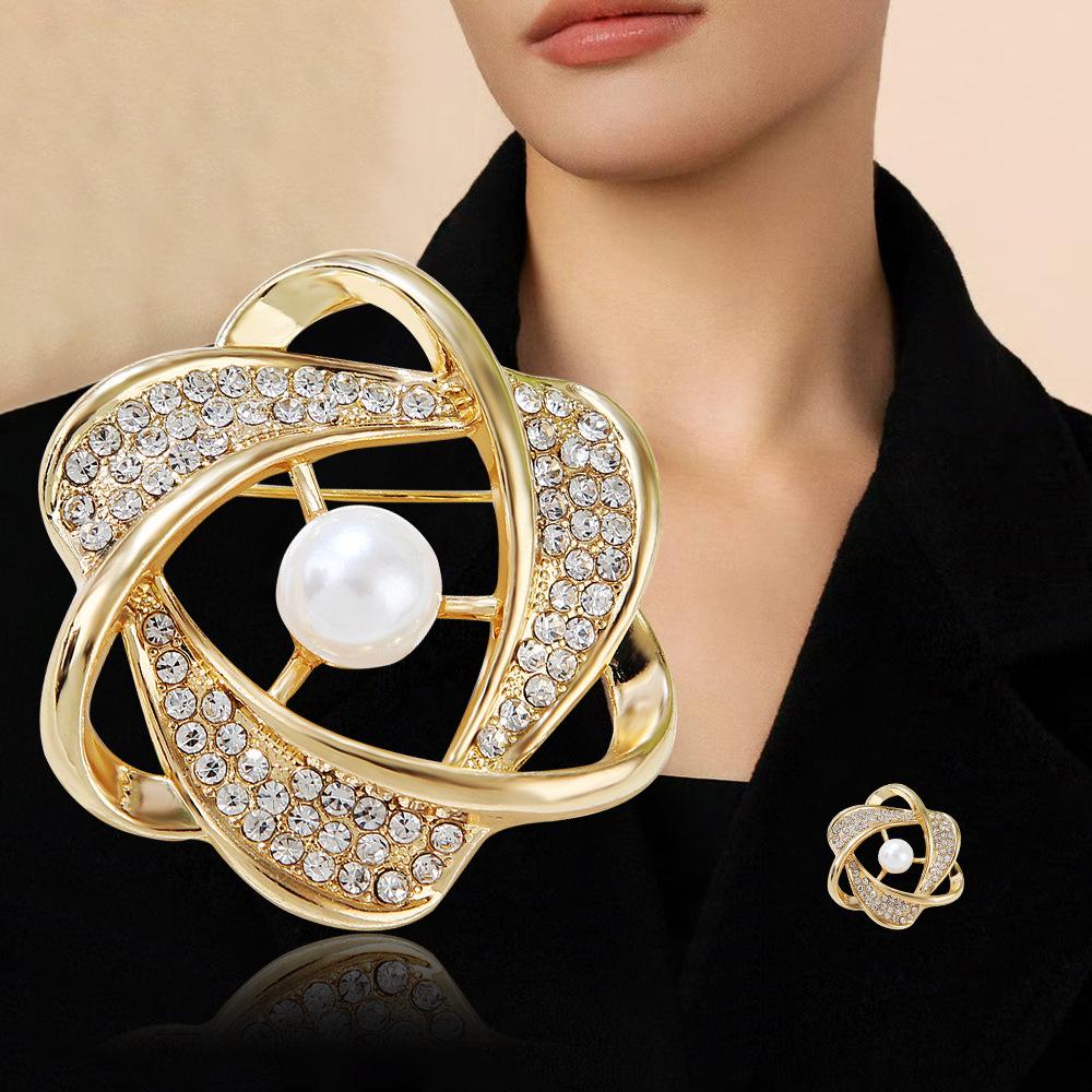 High-Grade Retro Crystal Brooch with Anti-Exposure Pin and Alloy Buckle золотистый