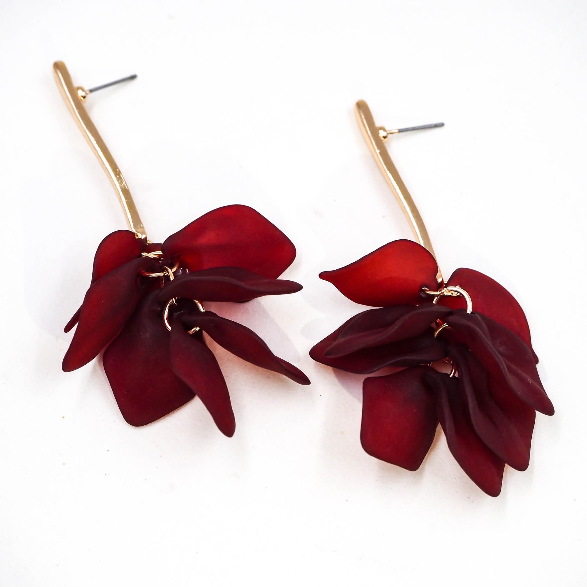 

Европейские и американские ретро серьги-пусеты в виде лепестков 2025: Элегантный нишевый дизайн для женщин