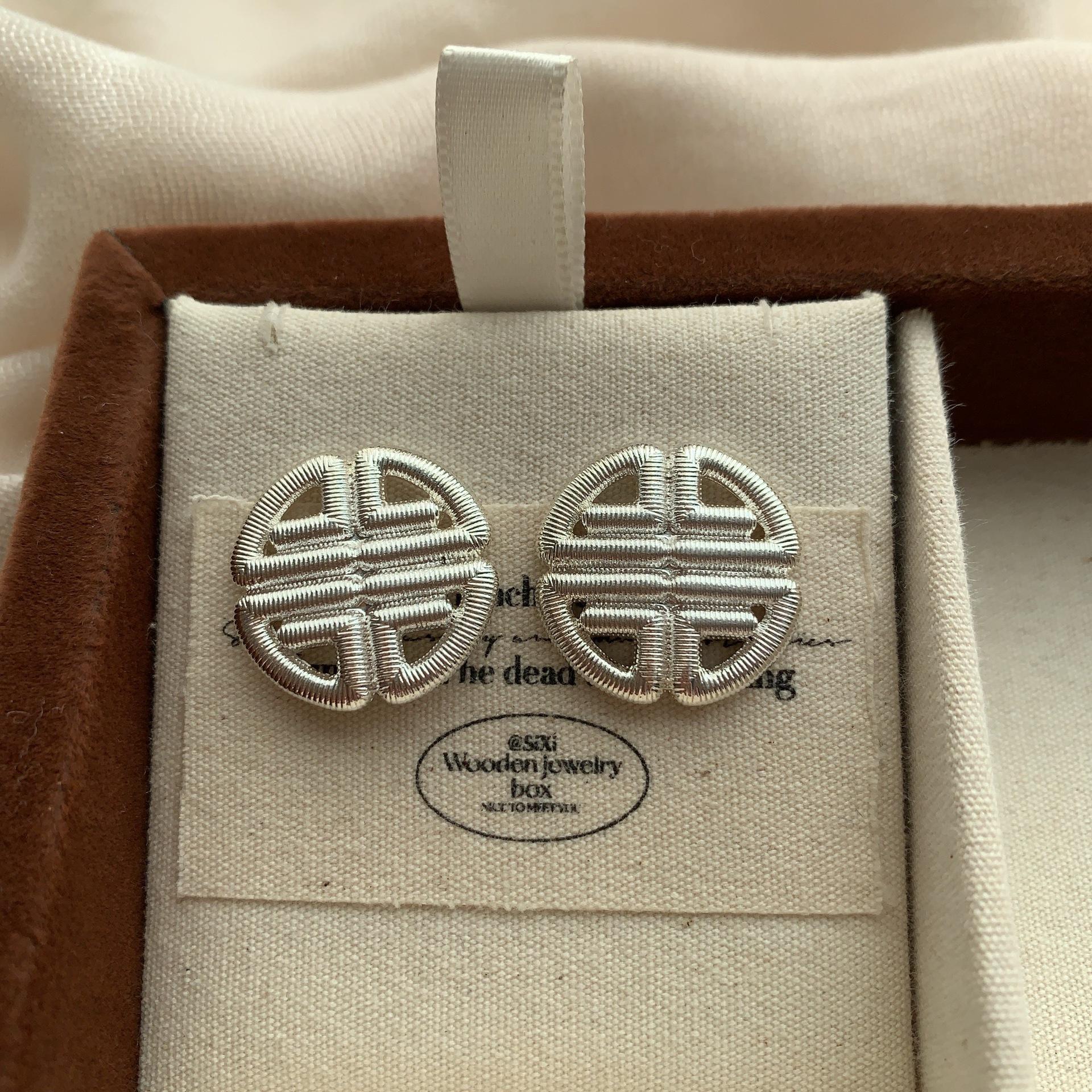

Simple Chinese plate long knot stud earrings light luxury retro fashion exquisite high sense of national style wear personalized earrings