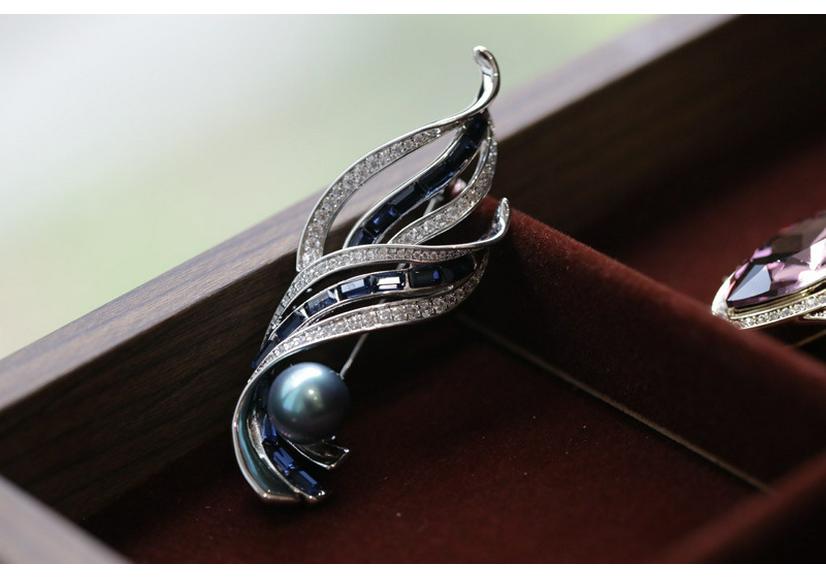 Elegant Women’s Feather Brooch with High-Grade Zircon Crystals