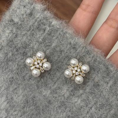 Autumn and Winter Gentle Pearl Gold Square Simple Earrings Light Luxury Niche High-end New Earrings Women