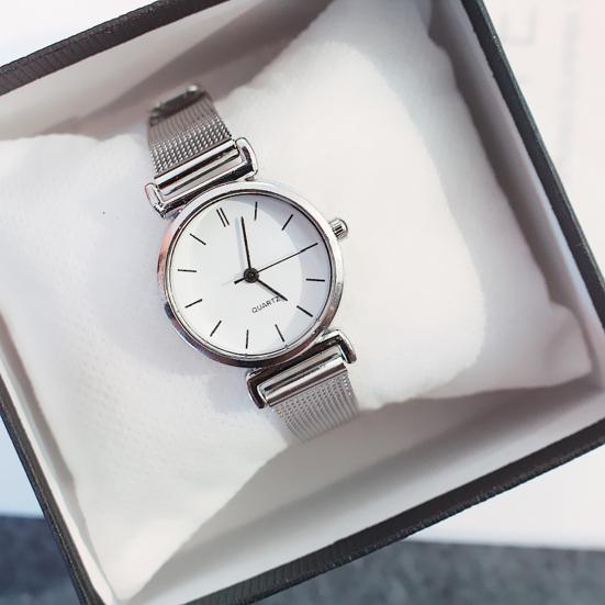 Dame Kvartsverk Klokke Sirkulær Skive Armbåndsur med Legeringsreim Damer Retro Analog Klokke for Hverdagslig Bruk Arbeid Dato