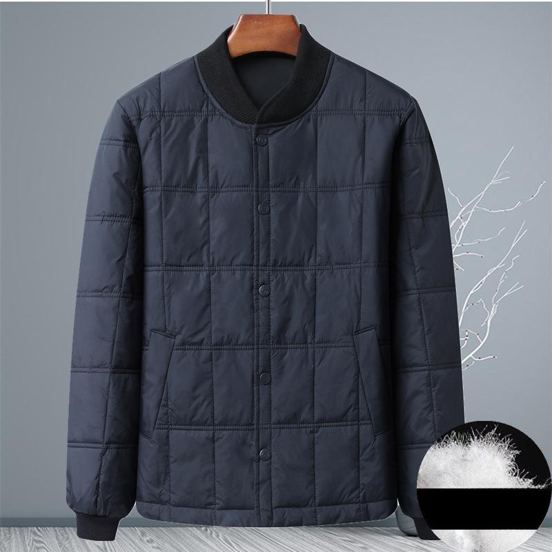 

Зимой пожилой дедушка в пуховике носит теплую одежду внутри и снаружи, а отец в повседневном пуховике L