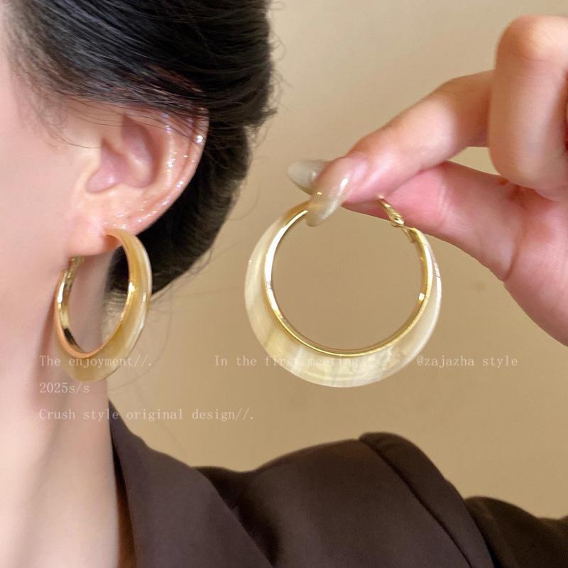 Vintage Maillard circle earrings women s fashion acrylic Hong Kong style earrings temperament advanced sense exaggerated earrings 925 silver needle