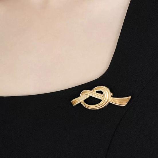 Brooch French Style Hollow Stainless Exquisite Vintage Solid Color Colorfast Luxury Bag Collar Scarf Hat Decoration Clothes Pin Lady Jewelry