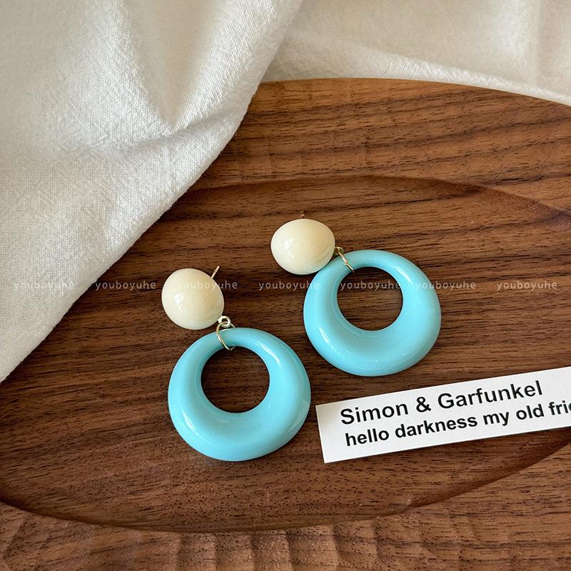 

Summer contrasting color circle earrings women s niche design circle stud earrings spring and summer new dopamine, exaggerated ear синий