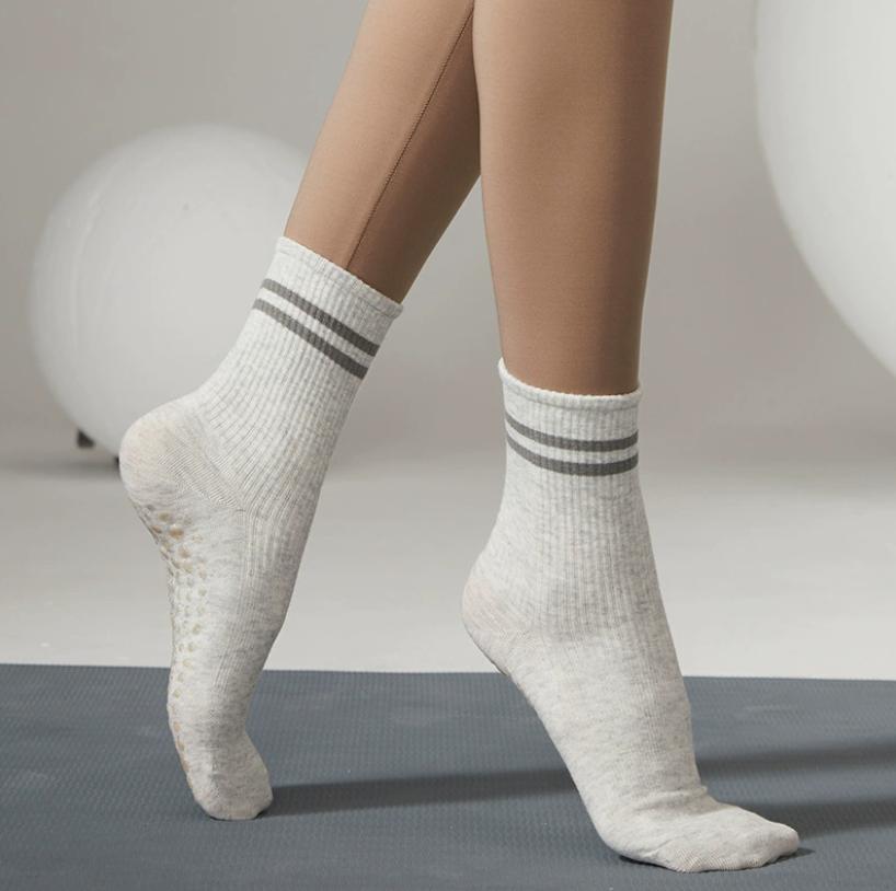 Factory Cotton Grip Double Bar Mid-calf Yoga Socks Silicone Soles Knitted Breathable Socks for Running Fitness Custom Logo