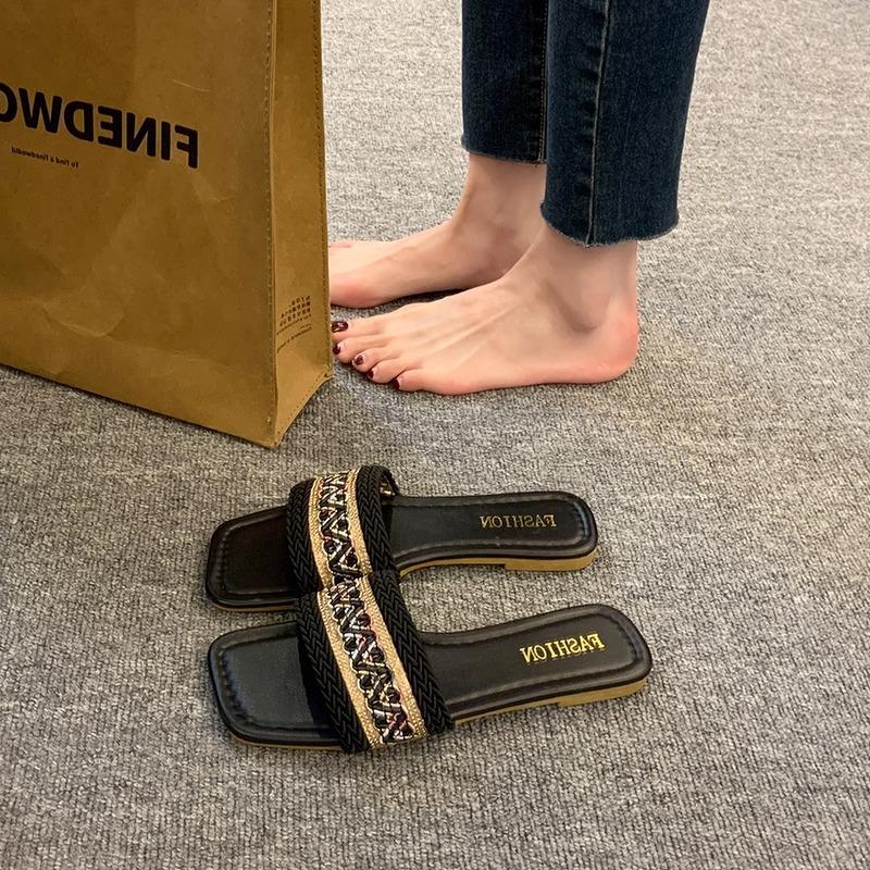 2025 summer Xiaoxiangfeng cool slippers women wear new models showing feet, small soft soles, square head seaside vacation beach shoes