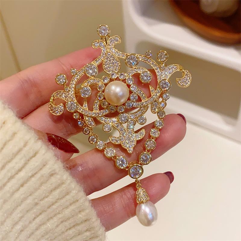 French Light Luxury Court Natural Freshwater Pearl Fringed Brooch Brooch Elegant Retro Suit Dress Brim Pin