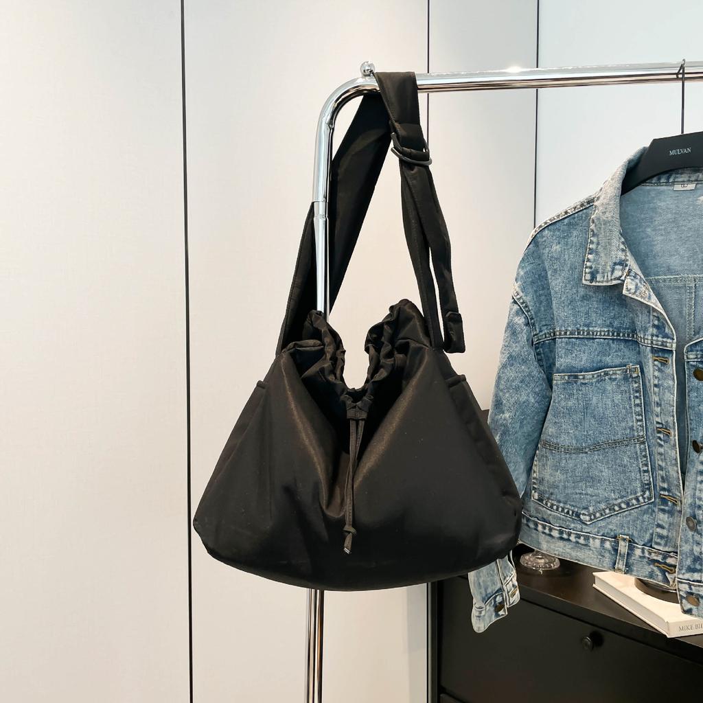 New Large-capacity Nylon Cloth Dumpling Bag Women's Autumn High-end Women's Bag Versatile Messenger Bag Fashion Literary Shoulder