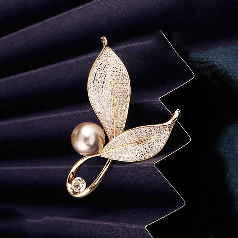 2025 New Mary Brooch Female Pearl High-end Delicate Brooch Anti-light Suit Xiaoxiangfeng Pin Accessories