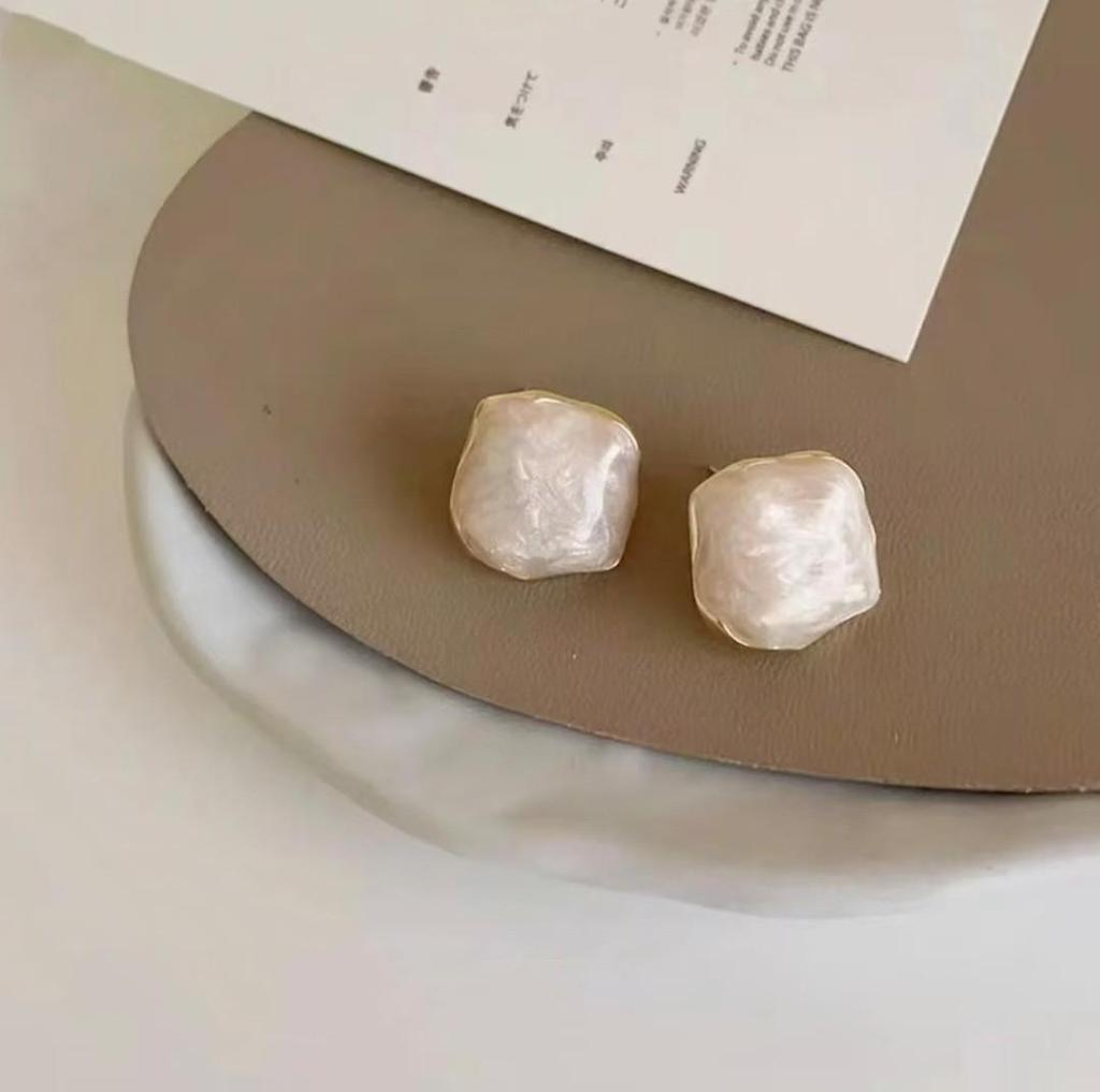 Minimalist French Drop Earrings: Retro, Sweet, Versatile Design with Light Luxury and Unique Personality