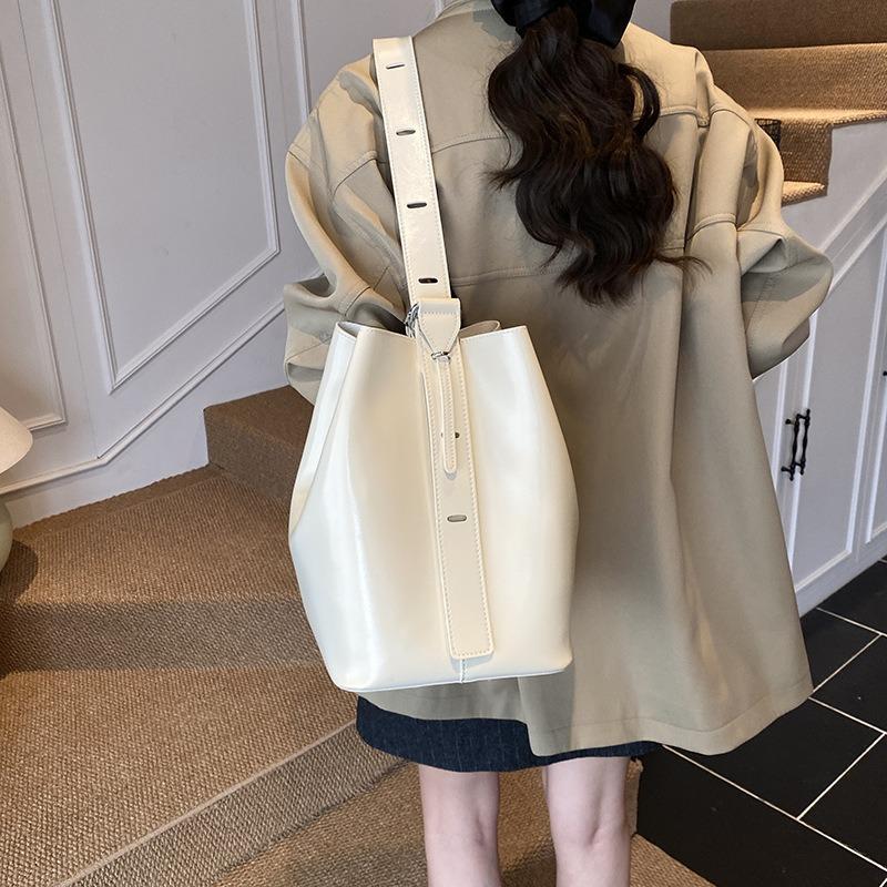 Lazy Wind Bucket Bag Women's Autumn and Winter New Large-capacity Commuter Bag Simple Messenger Tote Women's Bag