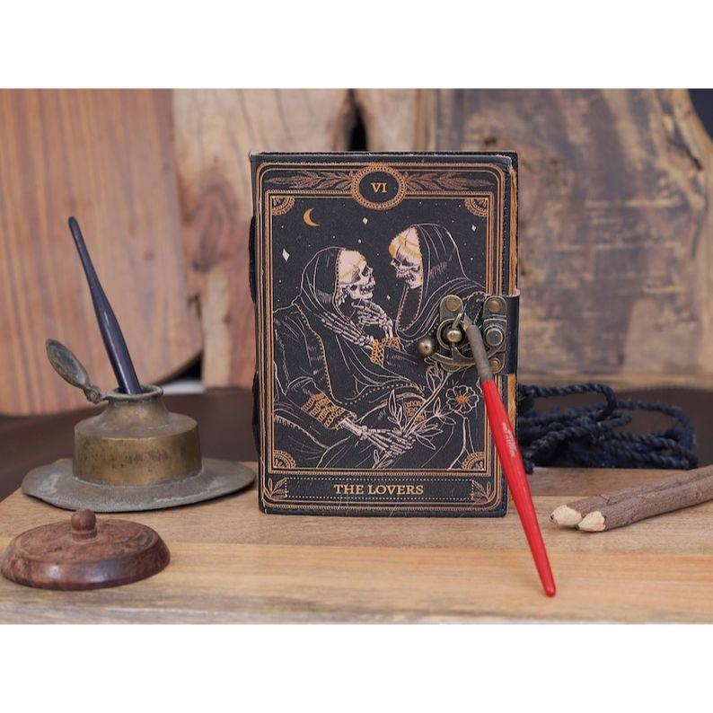 Leder-Tagebuch, Büttenrand, Papier, Grimoire, gedrucktes Tagebuch, The Lovers, Tarot-Notizbuch, Spiral-Gothic-Notizbuch, Zauberbuch, Totenkopf-Liebhaber-Tagebuch
