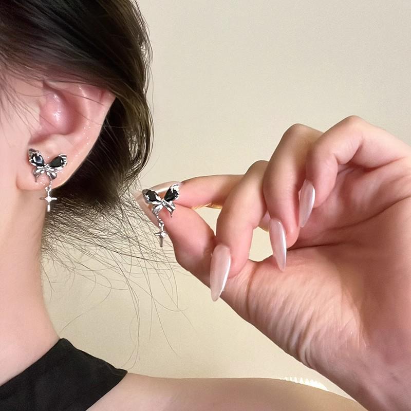 Black Butterfly No-Pierce Luxury Ear Clip for Women - Elegant Design