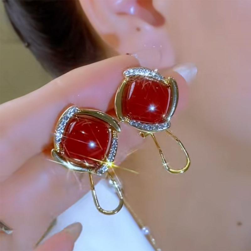

Vintage burgundy small square pearl stud earrings New Year s festive Chinese red earrings femininity high-end earrings
