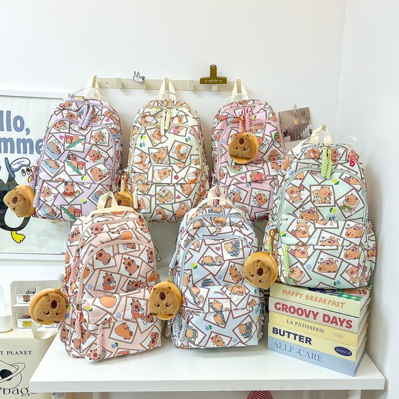 Schultasche College-Stil Mittel- und Oberstufe niedliche Cartoon-Schultasche leicht bedruckt Kapibara Nylon-Schultasche Damenrücken