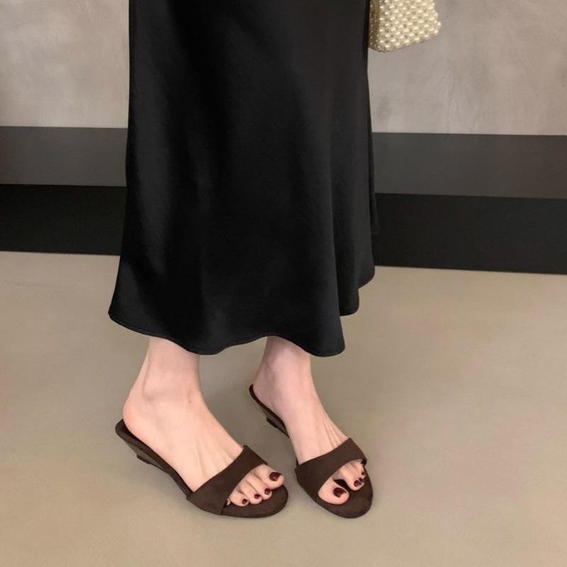 Walking dopamine! White lemon yellow open-toed slope heel 2025 summer new one-word drag low-heeled commuter sandals