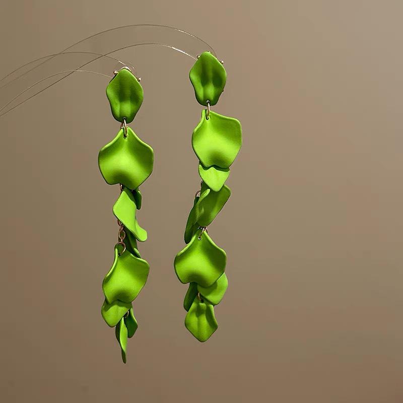 Übertriebene lange Stahlohrringe mit Rosenblüten: Schickes, gesichtsschlankes Design mit europäischem und amerikanischem Flair