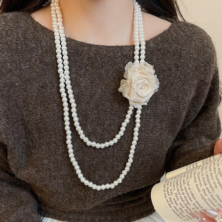 Geometric Round Flower Pearl Clavicle Necklace: Retro European & American Design