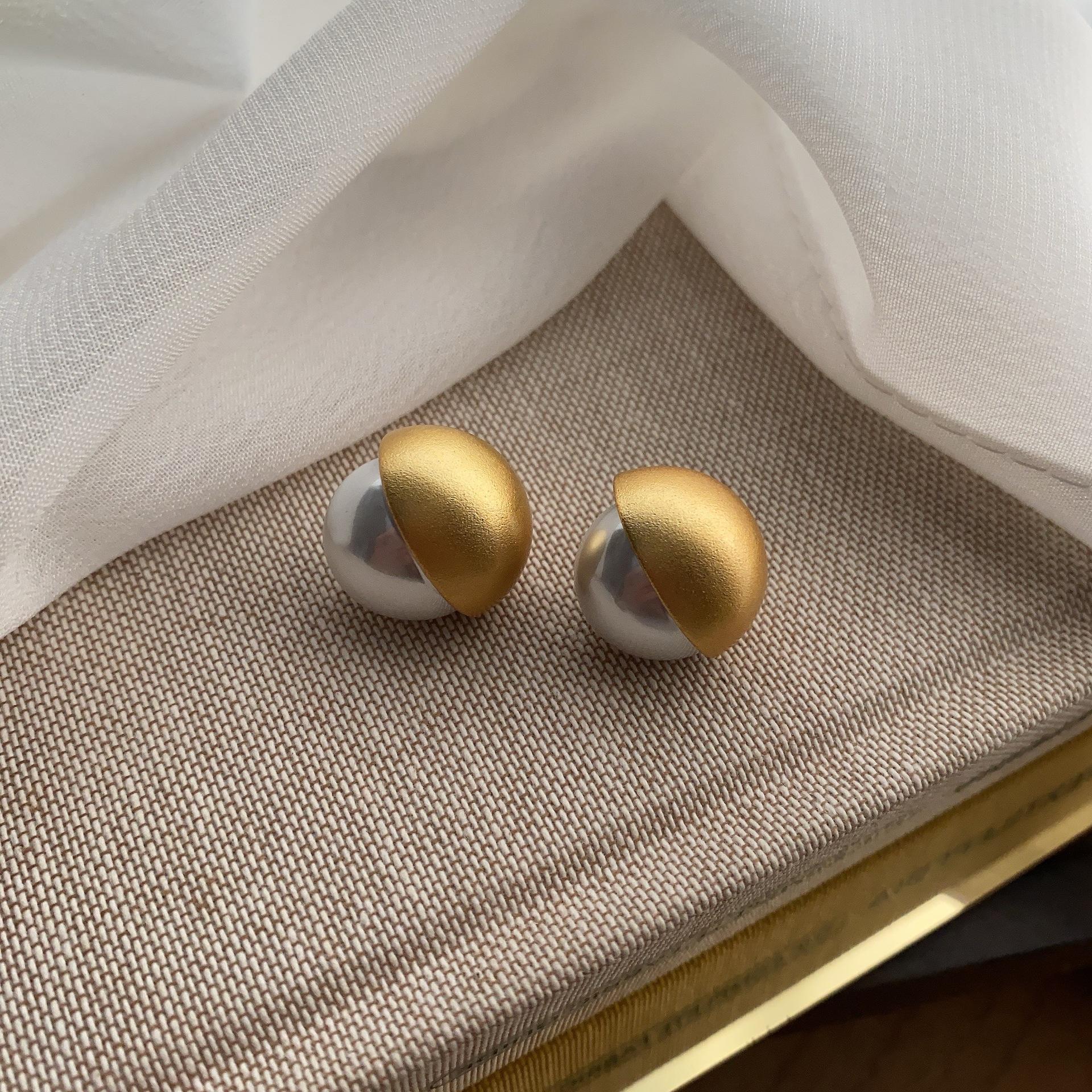 

Simple Western Antique Hemisphere Pearl Stud Earrings French Earrings Niche High-End Light Luxury