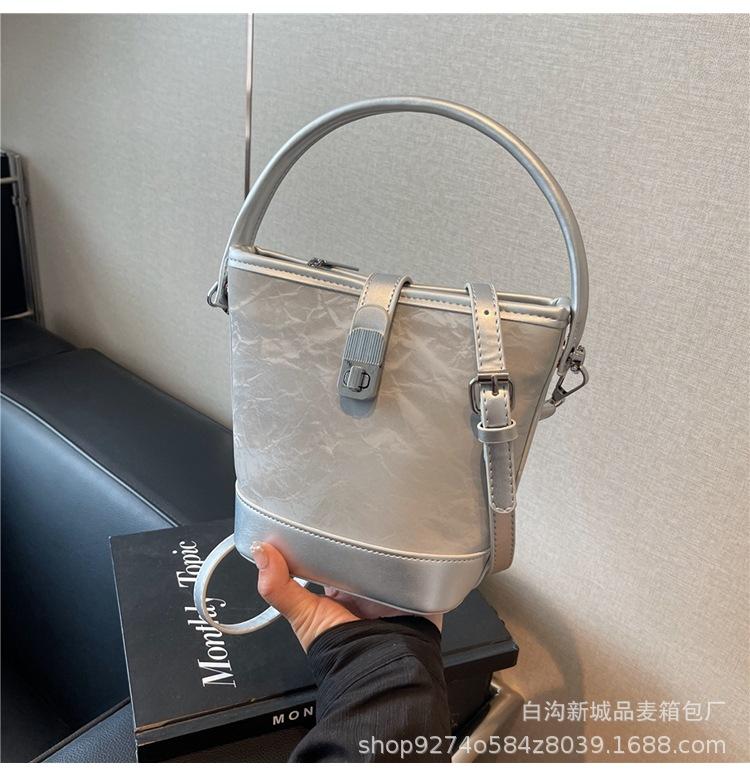 Small bag 2025 new messenger bag simple trend shoulder bag fashionable texture portable bucket bag women's bag