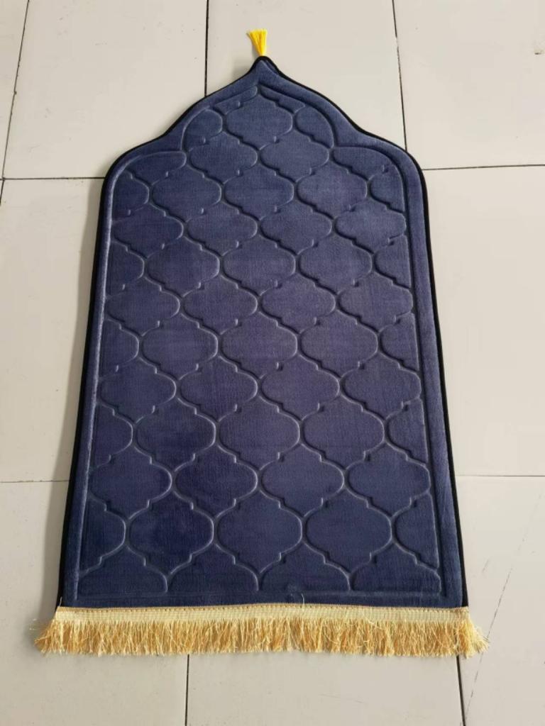 Flannel Prayer Mat for Muslim Ramadan Thick Printing Carpet Worship Kneel Embossing Floor Carpet Non-slip Soft Travel Prayer Rug