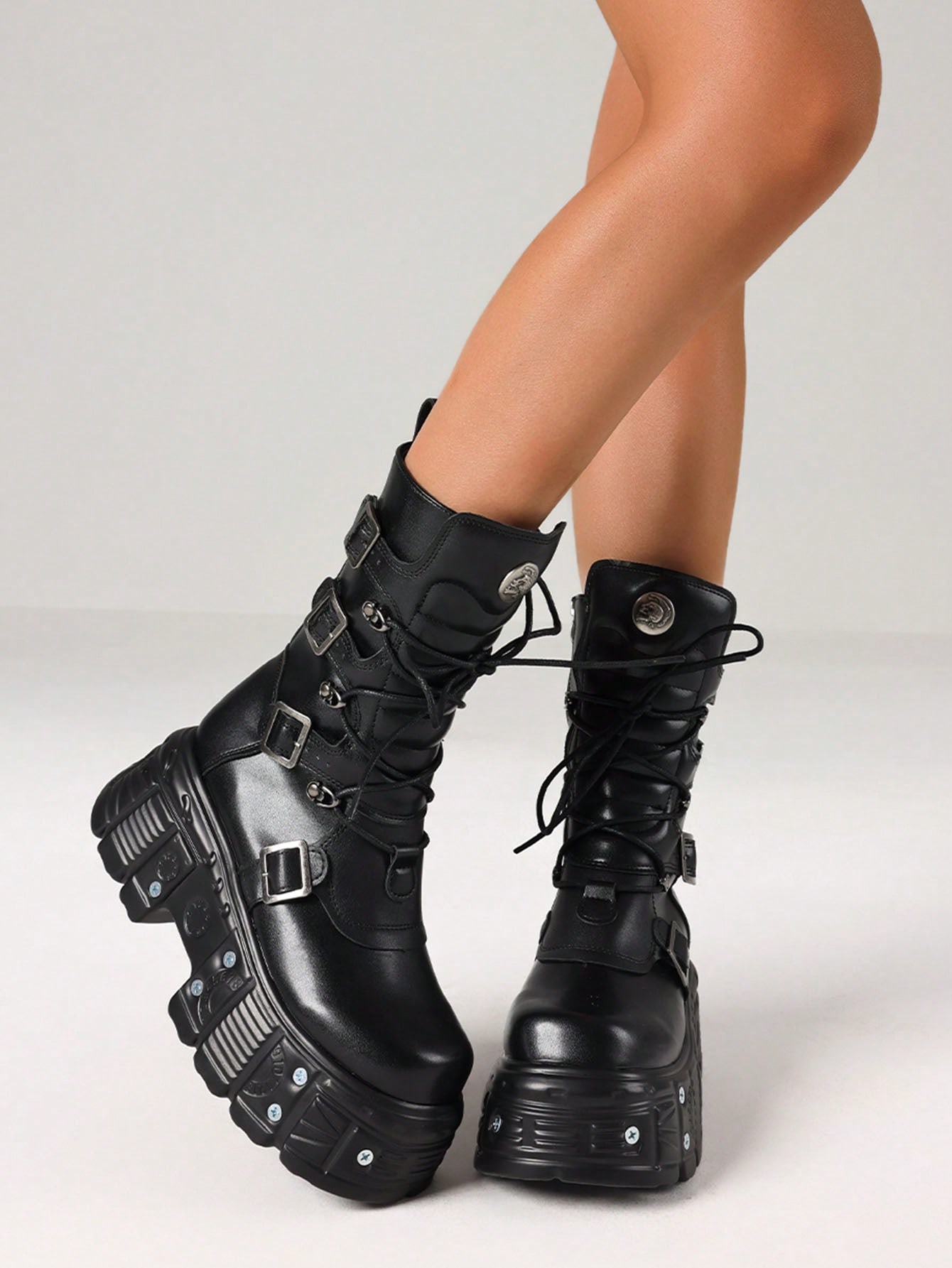 

Cool Fashion Women Combat Boots Chunky Heels Thick Bottom Studs Zip Buckle Platform Punk Gothic Luxury Women Street Shoes 43