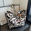 Stor tygväska för kvinnor leopardmönstrad handväska