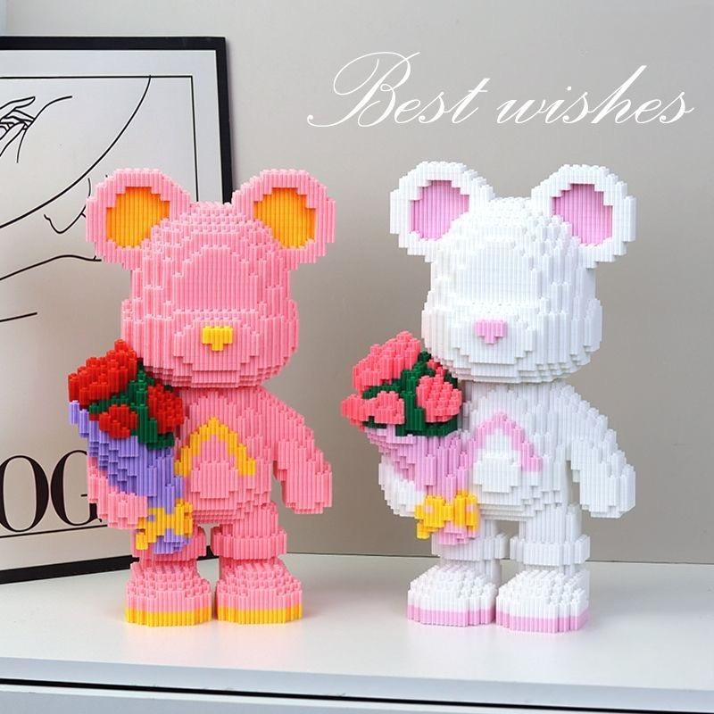 Blockbär hält Blumenstrauß Kreatives Ornament Rosa und Weiße Junge Bären Bausteine Spielzeug Kindergeburtstagsgeschenk Jubiläum Romantisches Geschenk