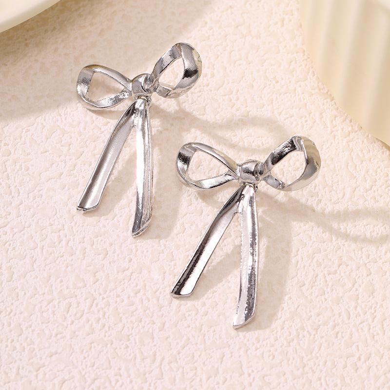 Akcesoria niszowe kolczyki sztyfty z metalową kokardką ins eleganckie modne wszechstronne kolczyki kobiety