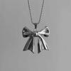 Bohemian Mode Silberfarbe Geometrisches Gewinde Wirbel Symbol Schleife Anhänger Halskette für Männer Frauen Retro Einfacher Strand Schmuck Geschenke