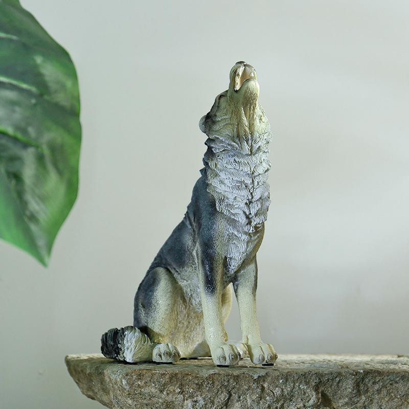 European-style Roaring Wolf Figurine Lifelike Animal Sculpture for Home Décor, Living Room, Office, or Outdoor Garden Ornament