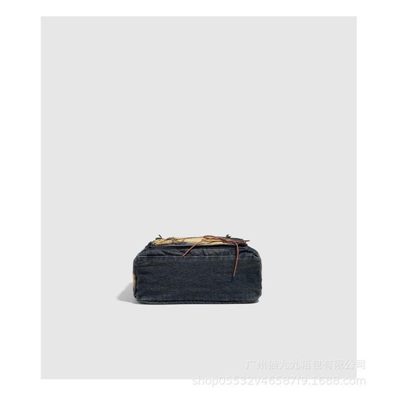 Retro-Rucksack aus wassergewaschenem Denim mit einem Nischendesign, mit einer Schleife und einem großen Fassungsvermögen für den Arbeitsweg.