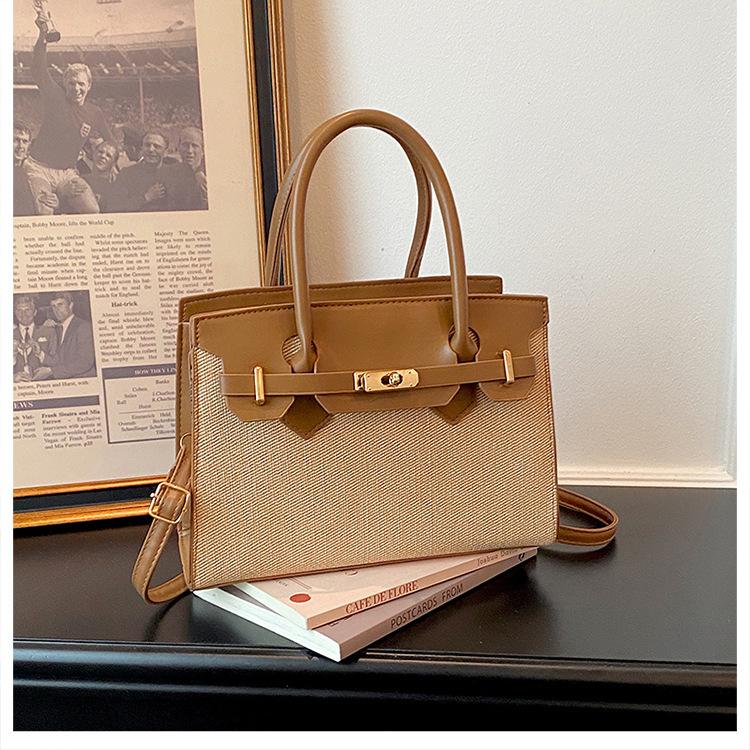 Small-scale Minimalist Handbag with A Slouching Design, Elegant Women's Bag for Carrying On The Shoulder.
