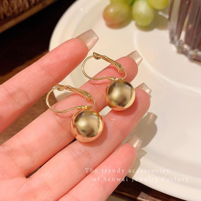 Europäische und amerikanische Metallkugelohrringe: Schicke goldene Ohrstecker für Damen – moderner, schlichter, leichter, luxuriöser, kalter Stil.
