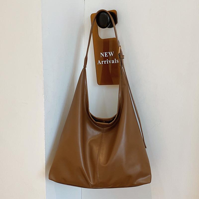 

Large Capacity Trendy Solid Color Women s Bag 2023 Autumn New Fashion Street Style Shoulder Crossbody Commuter Tote Bag коричневий