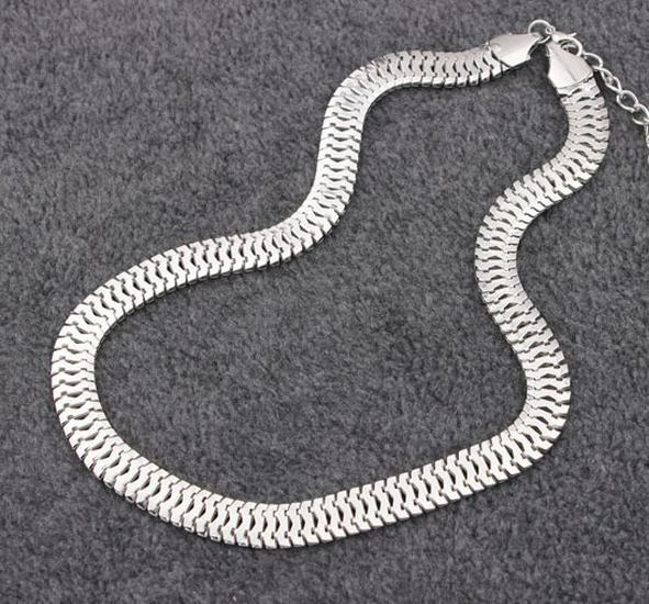 Bold Metal Fish Scale Necklace with European and American Flair