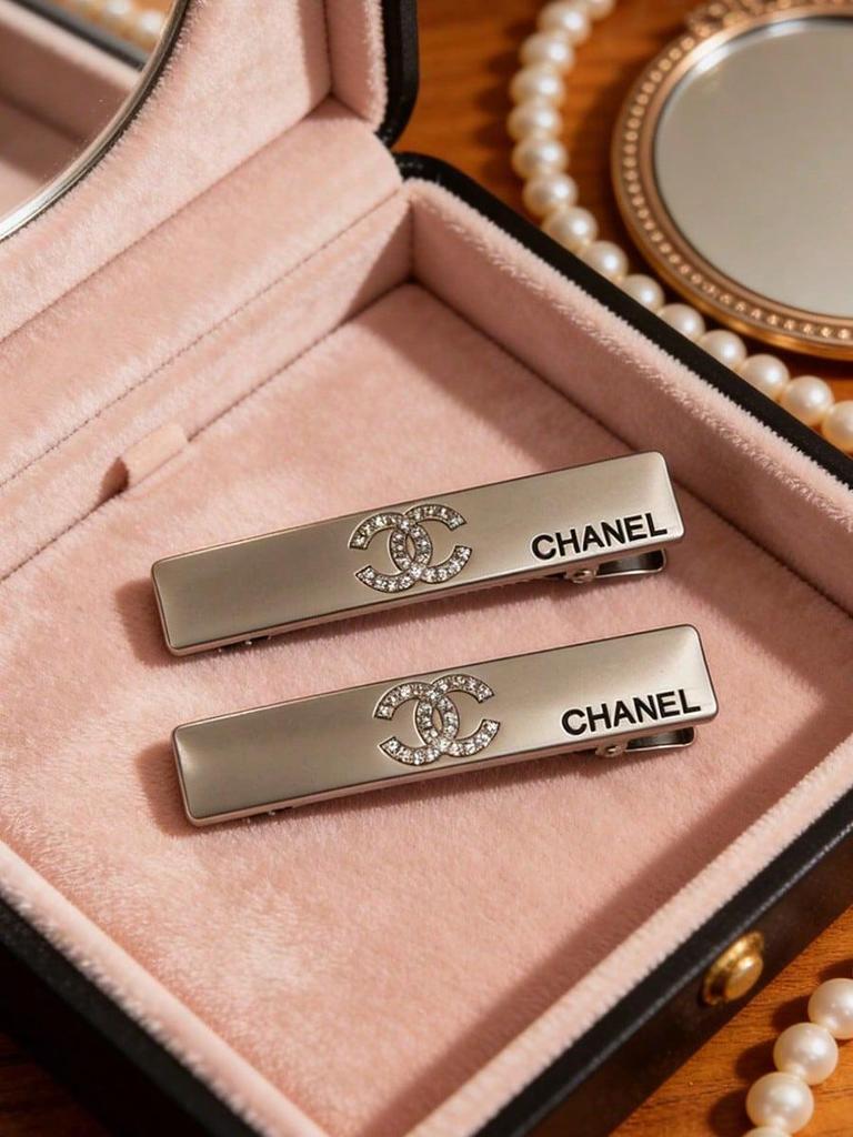Chanel Strassstein Logo Haarspangen 2 Stück, Elegante Schwarze Spangen, Tägliche Haaraccessoires für Damen, Kosmetik-Accessoires