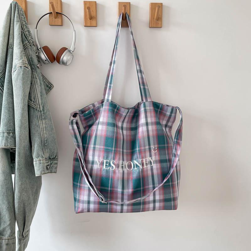 

College style plaid messenger bag Korean version niche large-capacity student bag retro fashion large-capacity commuter canvas bag розовый