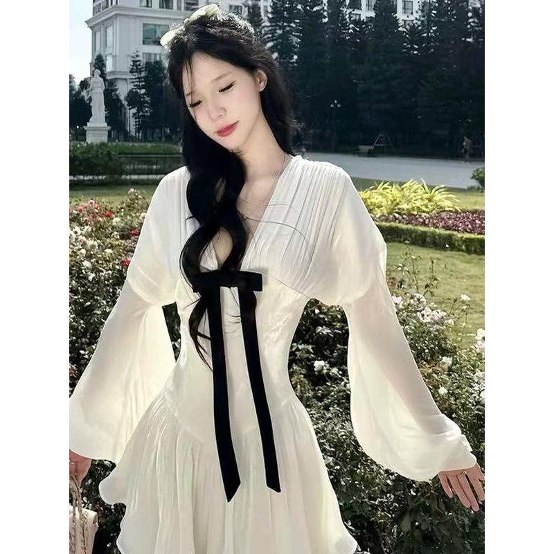 Temperament Premium Bow Splicing V-neck Long-sleeved Dress Women's Autumn Niche Pleated Slim-fitting White Short Skirt