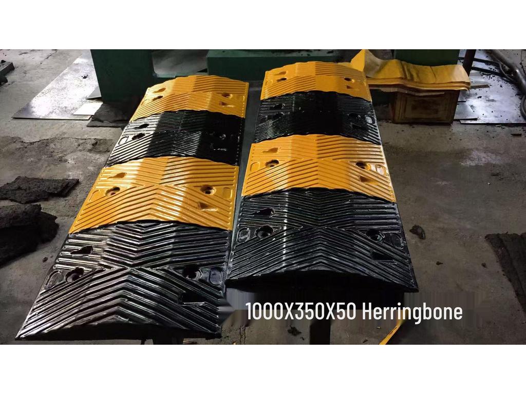 Rubber Speed Bump Curb Ramp Mat for Road, Parking, and Doorway Use