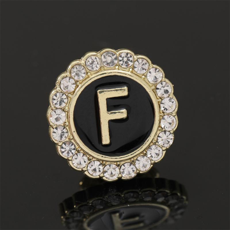 26 Alfabet Okrągłe Przypinki Inicjały Angielskie A-Z Złote Broszki Dla Kobiet Mężczyzn Dziewcząt Odznaki na Kołnierz Biżuteria Prezent