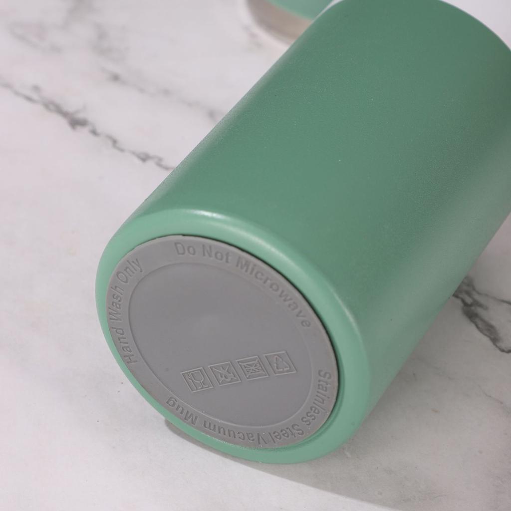 Becher aus Edelstahl 304. Hochwertiges Geschenkset. Eine tragbare 700-ml-Business-Teetasse mit drei Deckeln.