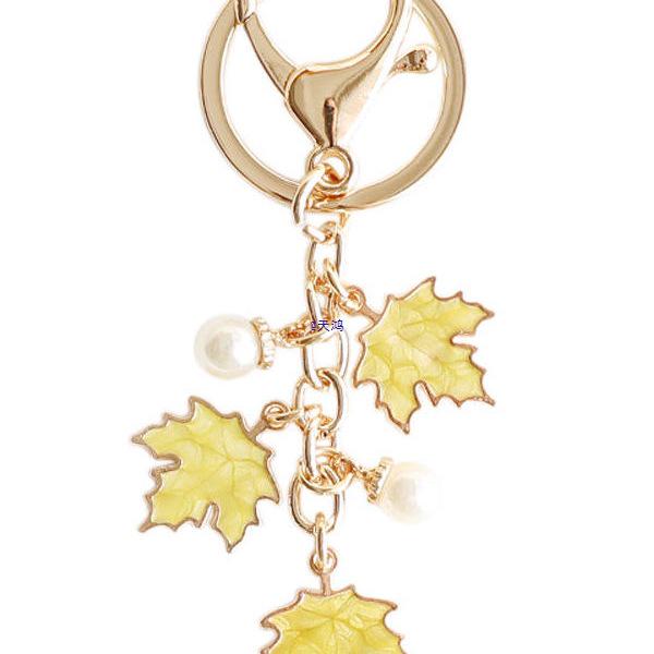 Handmade Maple Leaf Drip Oil Keychain Pendant – Perfect Gift for Bestie or Couple